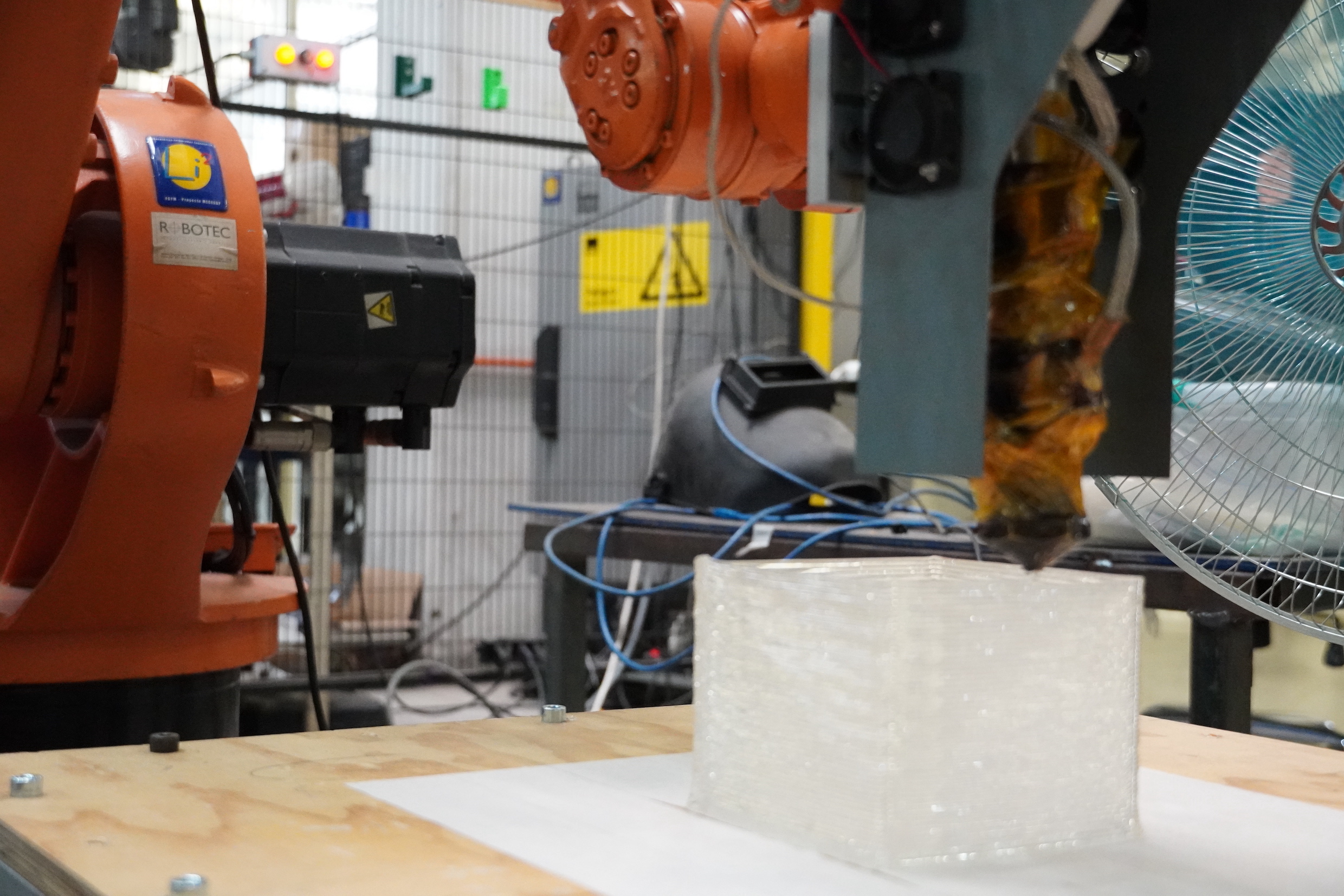 Extrusora de Pellet para KUKA KR 6/2